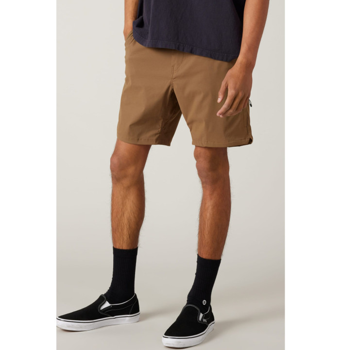 EVRYWHERE FEATHRLT CHINO SHORT